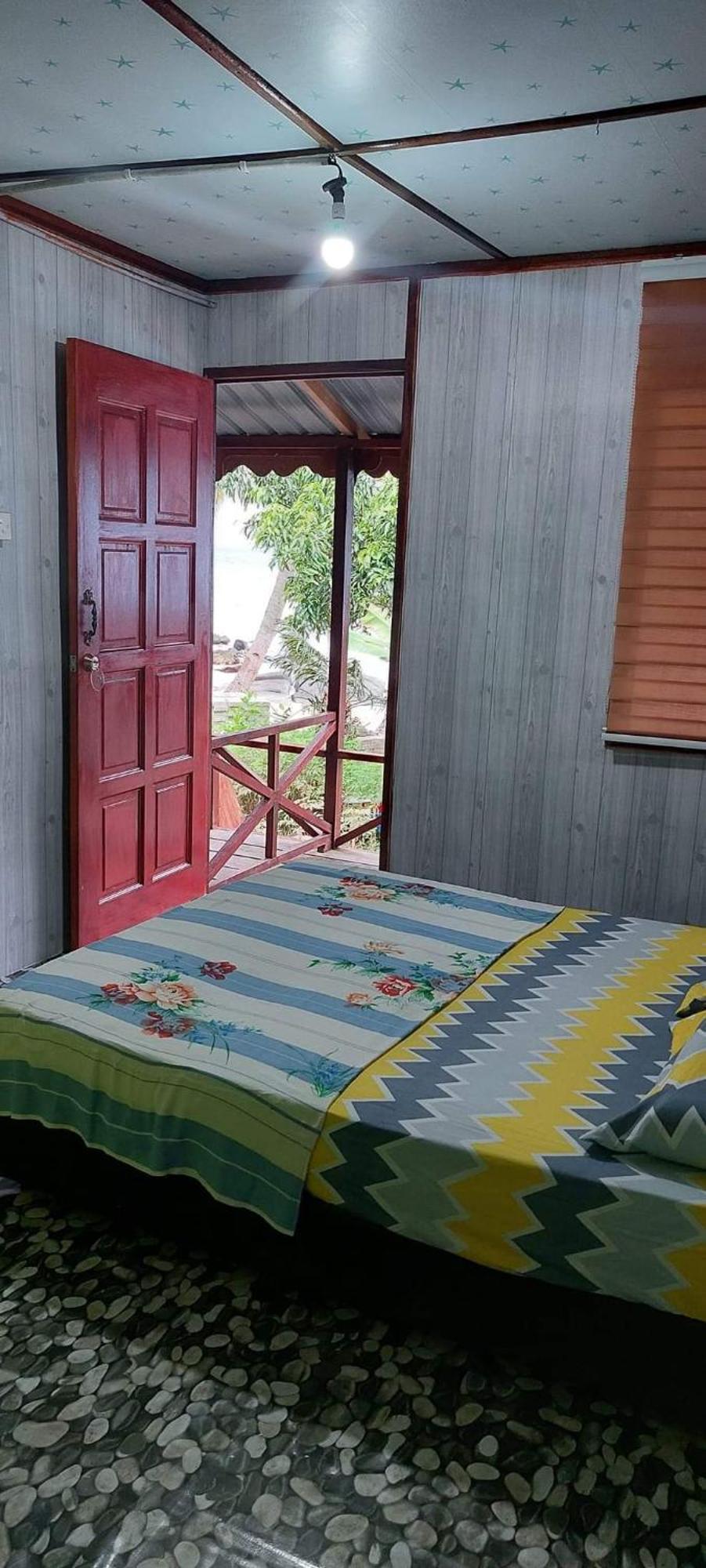Ella's Place Salang Tioman Penginapan *